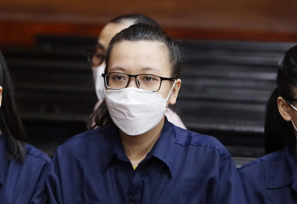 Bị cáo Nguyễn Huỳnh Tú Trinh bị phạt thêm 12 năm tù. Ảnh: NGUYỆT NHI