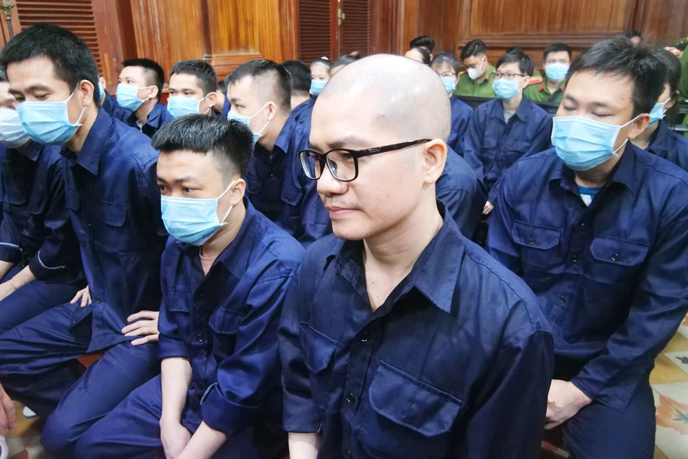 Nguyễn Thái Luyện cùng các đồng phạm tại tòa ngày 29-12. Ảnh: NGUYỆT NHI