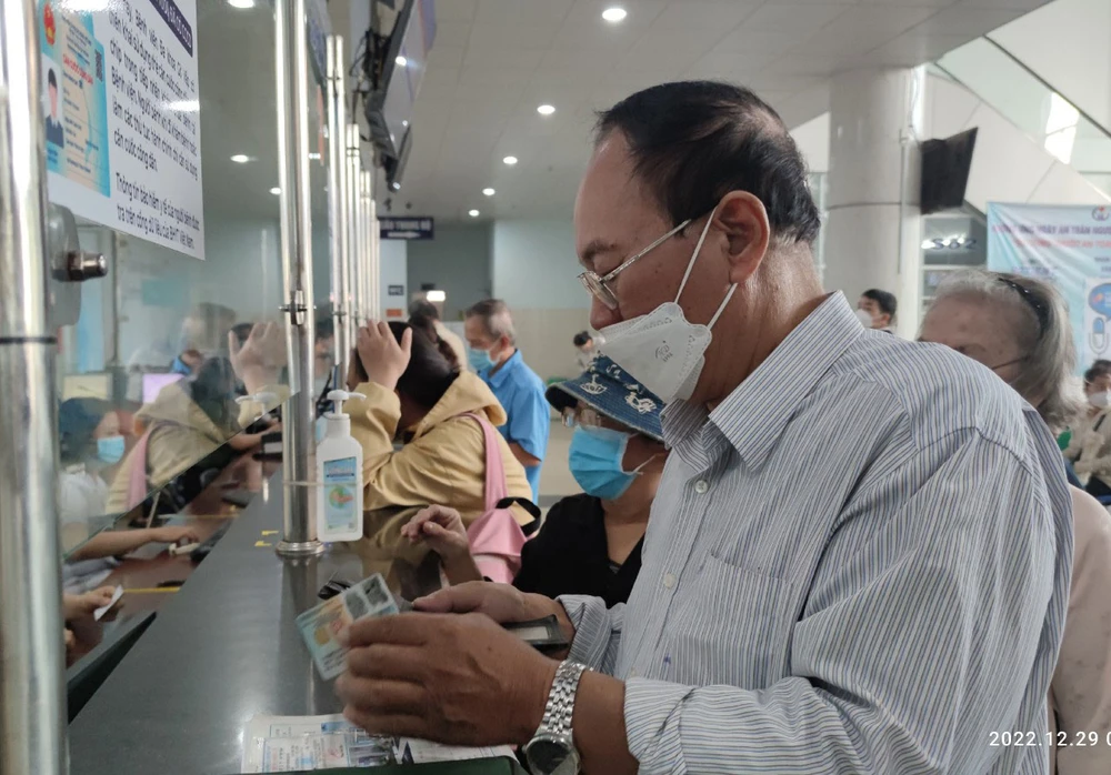 Người dân đến đăng ký khám chữa bệnh BHYT tại BV quận Gò Vấp. Ảnh: NGUYỄN HIỀN