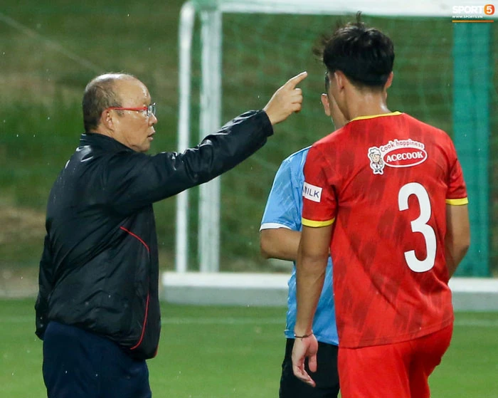 HLV Park Hang-seo tin tưởng vào Quế Ngọc Hải chỉ huy hàng phòng ngự trên sân Bung Karno. Ảnh: ANH PHƯƠNG