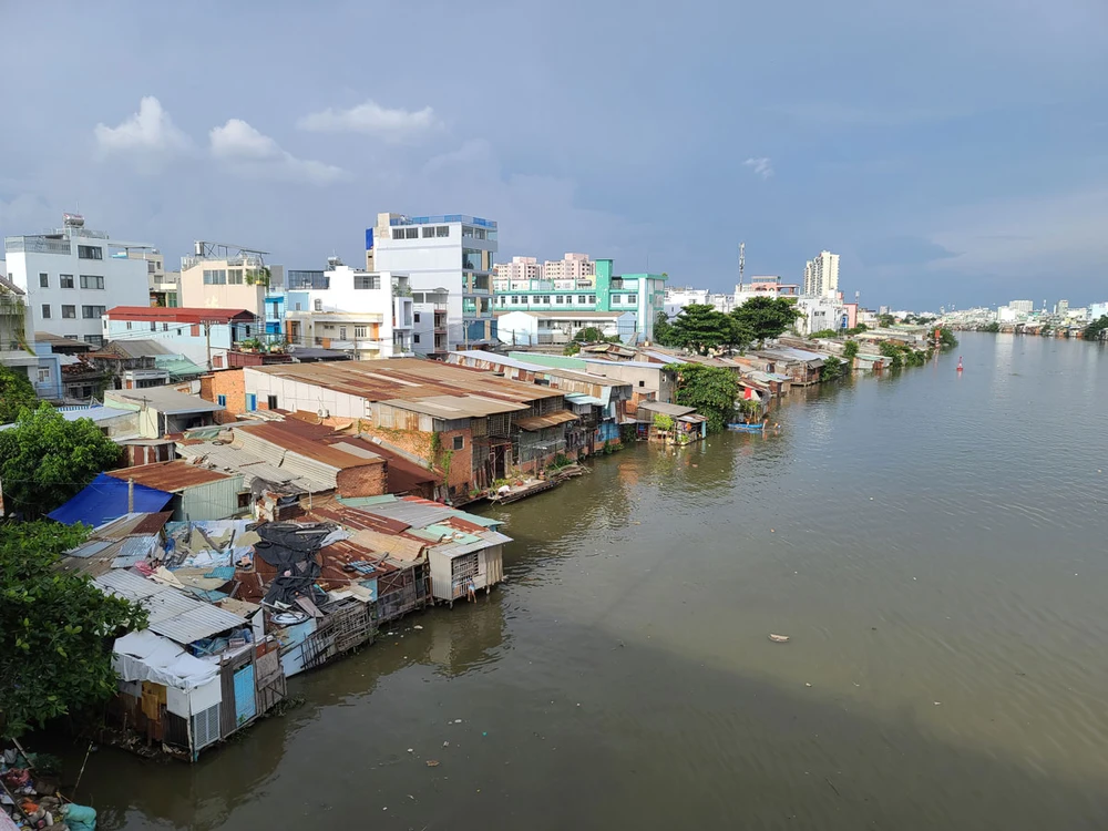 Di dời nhà ven, trên kênh rạch ở TP.HCM luôn gặp khó khăn. Ảnh: KIÊN CƯỜNG