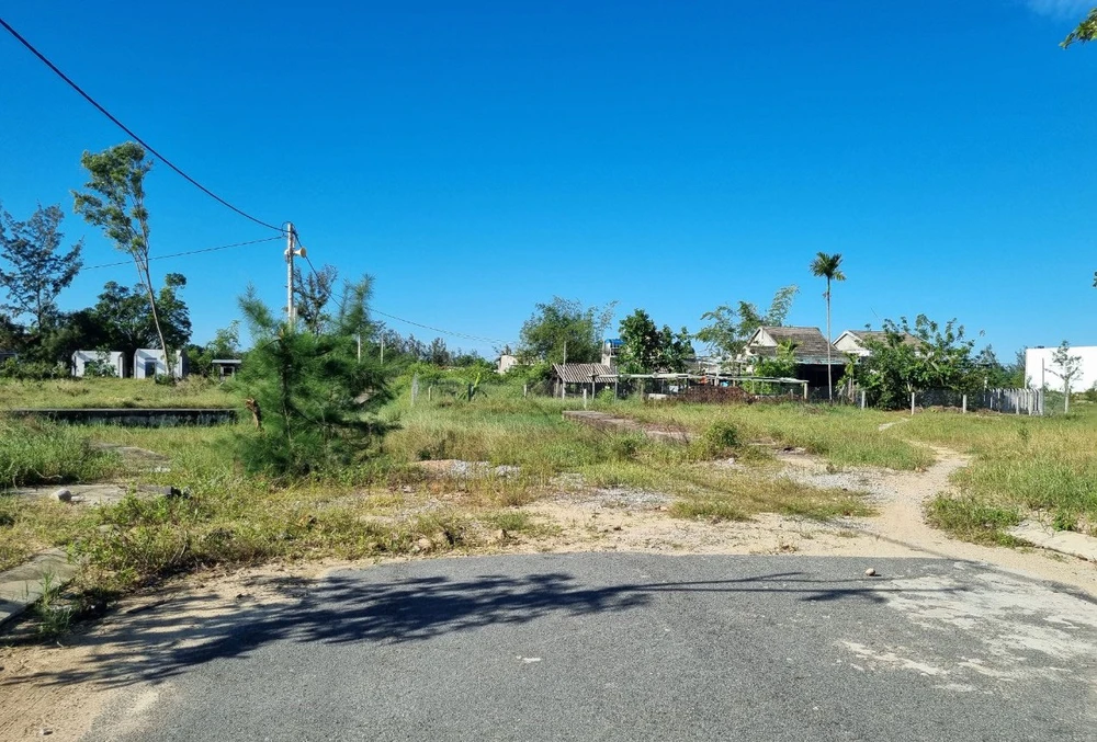 Hạ tầng giao thông trong các khu tái định cư chưa hoàn thiện. Ảnh: THANH NHẬT Hạ tầng giao thông trong các khu tái định cư chưa hoàn thiện. Ảnh: THANH NHẬT