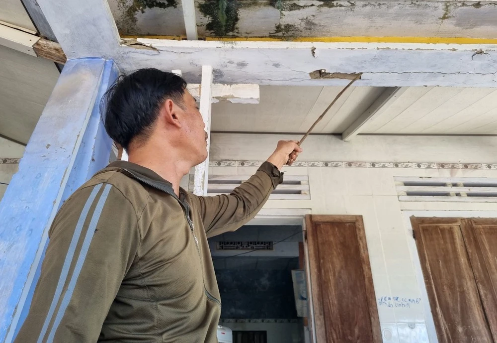 Căn nhà của gia đình ông Dai ẩm mốc, bê tông bong tróc. Ảnh: THANH NHẬT Căn nhà của gia đình ông Dai ẩm mốc, bê tông bong tróc. Ảnh: THANH NHẬT