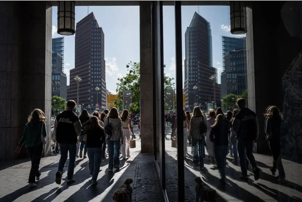 Một trung tâm mua sắm ở Berlin (Đức). Giá khí đốt và dầu giảm là tin vui với người dân châu Âu sau thời gian dài chịu đựng cuộc khủng hoảng giá năng lượng. Ảnh: THE NEW YORK TIMES