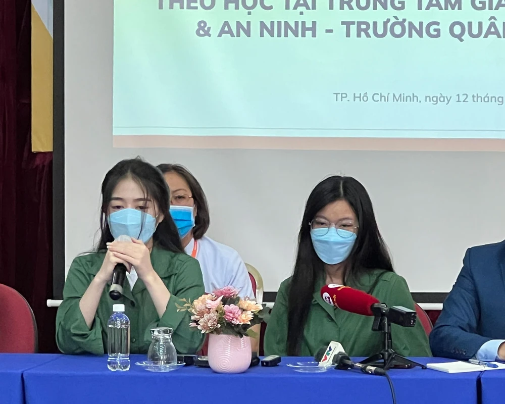 Nữ sinh viên quay clip kể lại sự việc. Ảnh: N.YÊN