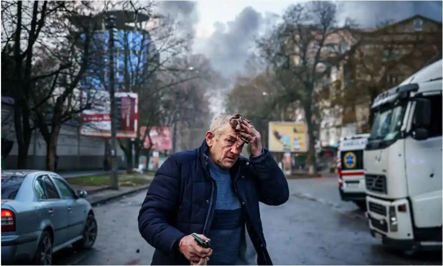 Người dân bị thương trong giao tranh tại tỉnh Kherson trong ngày Giáng sinh 24-12-2022. Ảnh: AFP/GETTY IMAGES