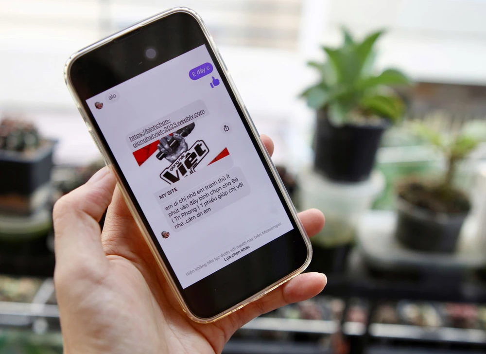 Các đối tượng lừa đảo dùng chiêu trò để câu dẫn nạn nhân nhằm hack tài khoản facebook. Ảnh: NGUYỆT NHI