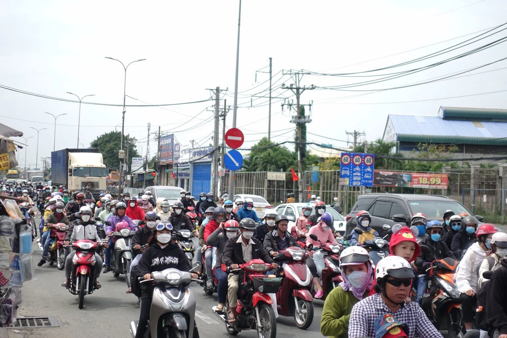 Quốc lộ 1 cửa ngõ miền Tây về TP.HCM đông xe chiều 29-1. Ảnh: ĐÀO TRANG
