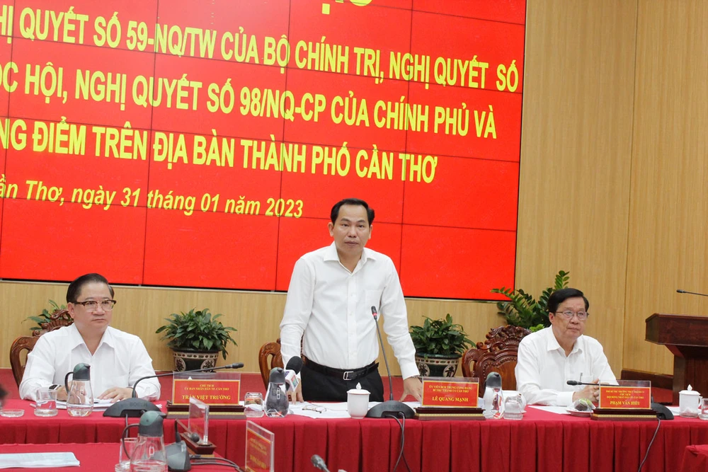 Bí thư Thành ủy Cần Thơ Lê Quang Mạnh phát biểu chỉ đạo tại cuộc họp chiều 31-1. Ảnh: NHẪN NAM