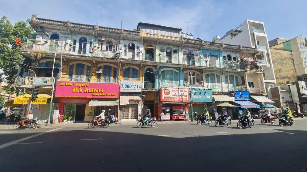 Hiện đã có 18/20 hộ dân ở chung cư 440 Trần Hưng Đạo di dời đến nơi tạm cư để đảm bảo an toàn. Ảnh: N.CHÂU