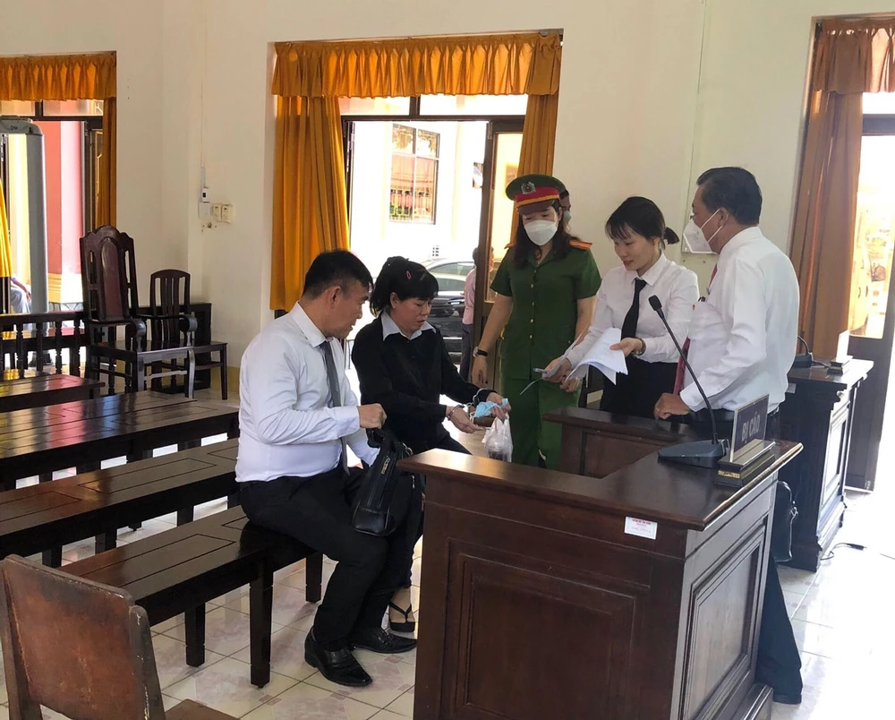 Bị cáo Huỳnh Thị Quai (áo đen) tại tòa. Ảnh: YC