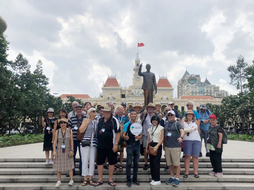 Khách quốc tế đến TP.HCM khám phá ngày càng nhiều. Trong ảnh: Các du khách chụp ảnh lưu niệm ở tượng đài Bác Hồ, trước UBND TP.HCM. Ảnh: T.TRINH