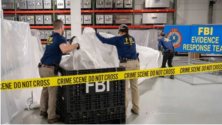 Nhân viên FBI xử lý khí cầu Trung Quốc được thu thập sau khi bị bắn rơi ngoài khơi bang South Carolina, tại phòng thí nghiệm của FBI ở thị trấn Quantico thuộc bang Virginia (Mỹ). Ảnh: FBI