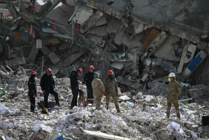 Công tác tìm kiếm nạn nhân vẫn tiếp tục ở tỉnh Kahramanmaras (Thổ Nhĩ Kỳ). Ảnh: AFP