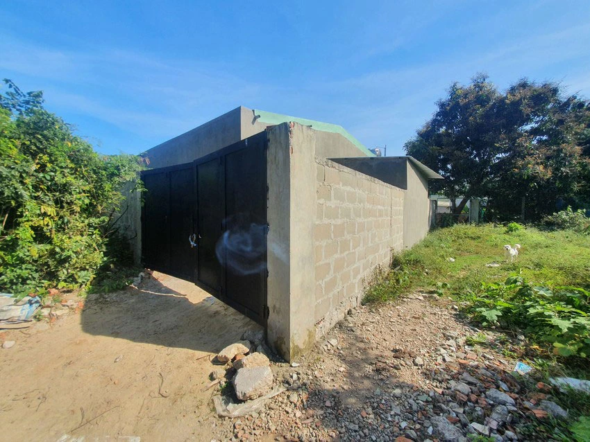 Căn nhà kiên cố ở gần khu vực nghĩa trang. Ảnh: QN