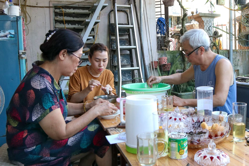 Ông Cao Xuân Hợi bên trong căn nhà của mình. Ảnh: V.LUÂN