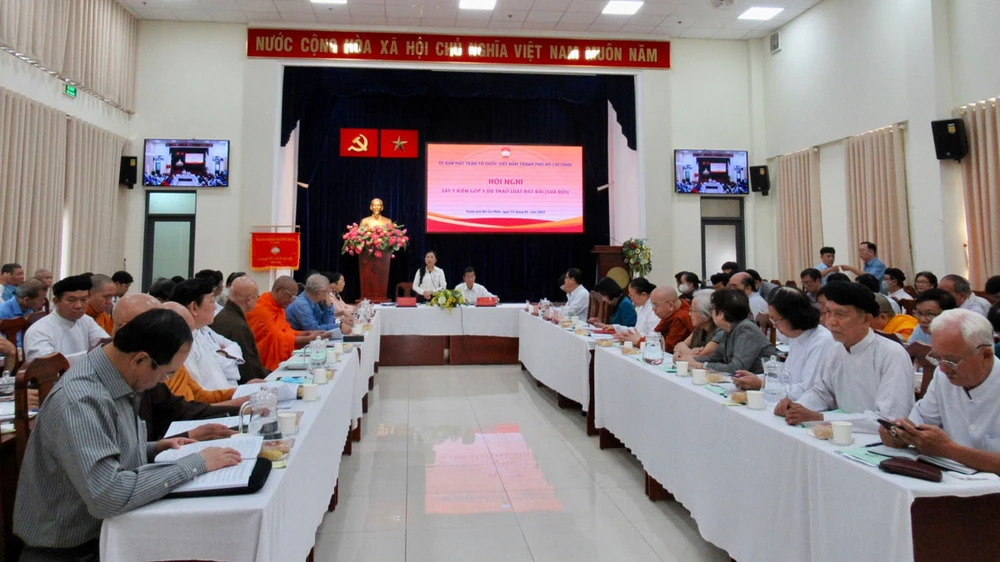 Hội nghị có nhiều ý kiến góp ý về quy định đất tín ngưỡng. Ảnh: YẾN CHÂU Hội nghị có nhiều ý kiến góp ý về quy định đất tín ngưỡng. Ảnh: YẾN CHÂU