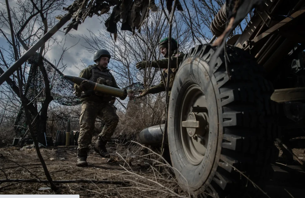 Lính Ukraine nạp đạn pháo ở chiến trường Donbass, miền đông Ukraine hôm 5-3. Ảnh: THE NEW YORK TIMES