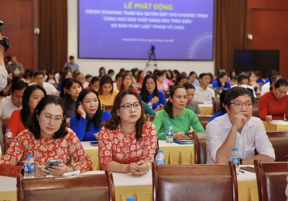 Cán bộ, công nhân, viên chức, người lao động EVNHCMC tham gia lễ phát động. Ảnh: NGUYỆT NHI