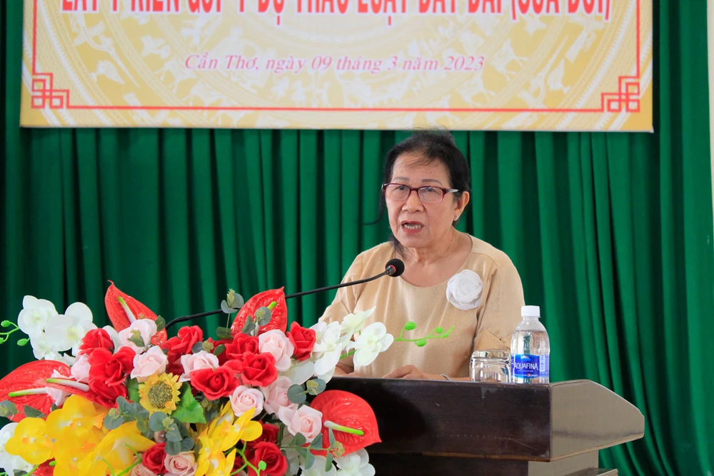 Bà Nguyễn Ý Nguyện đóng góp ý kiến tại hội nghị. Ảnh: NHẪN NAM Bà Nguyễn Ý Nguyện đóng góp ý kiến tại hội nghị. Ảnh: NHẪN NAM