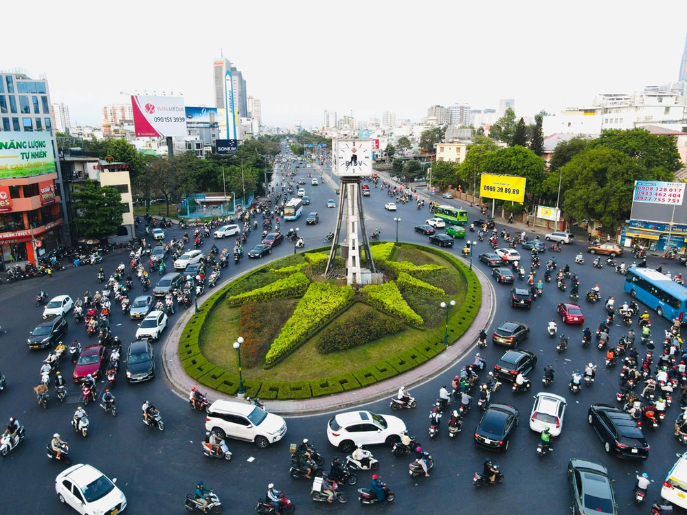 Các xe lưu thông qua vòng xoay Nguyễn Bỉnh Khiêm vào chiều 9-3. Ảnh: ĐÀO TRANG