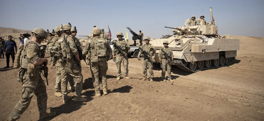 Binh sĩ Mỹ huấn luyện lực lượng dân quân YPG (thuộc SDF) ở huyện Al-Malikiyah, tỉnh Al-Hasakah (Syria) vào ngày 7-9-2022. Ảnh: ANADOLU/GETTY IMAGES