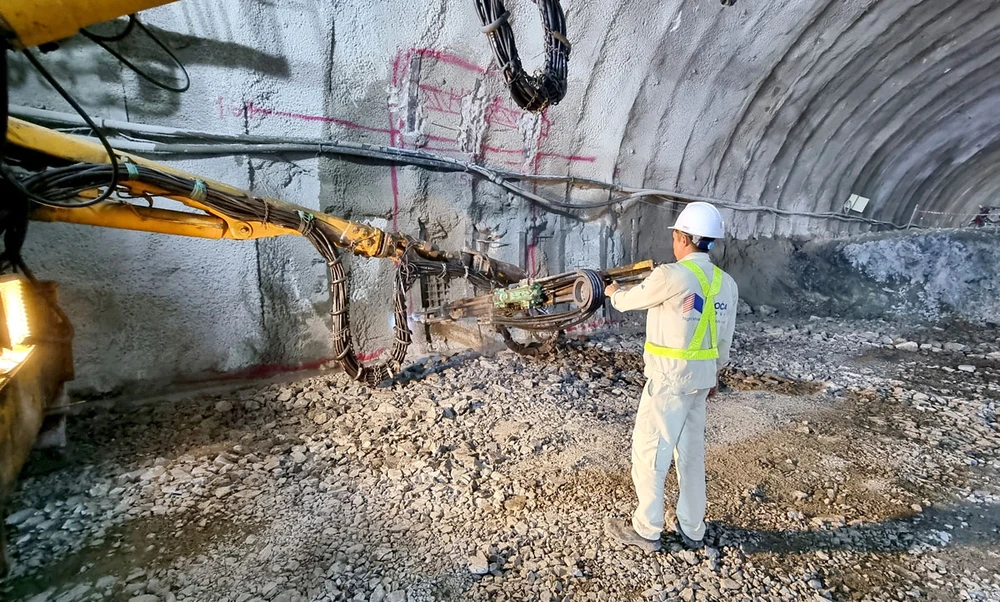 Công nhân đang thi công bên trong hầm Núi Vung. Ảnh: NT