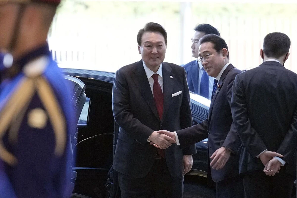 Thủ tướng Nhật Fumio Kishida (phải) tiếp đón Tổng thống Hàn Quốc Yoon Suk-yeol (trái) ở Tokyo ngày 16-3. Ảnh: AFP
