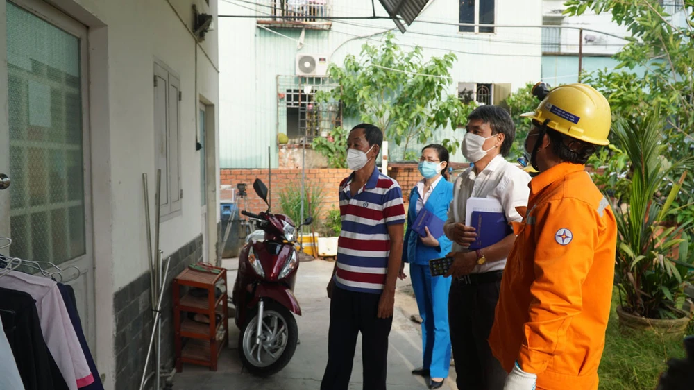 Điện lực TP.HCM tuyên truyền người dân sử dụng điện tiết kiệm. Ảnh: ĐÀO TRANG