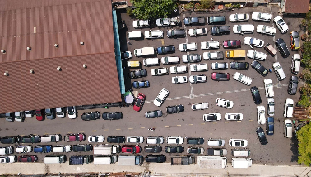 Tình trạng các xe xếp hàng dài chờ đăng kiểm đang diễn ra phổ biến tại các trung tâm đăng kiểm xe cơ giới. Ảnh: NGUYỆT NHI