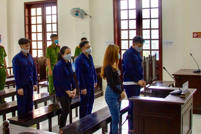 Các bị cáo tại phiên xử sơ thẩm hồi tháng 5-2021. Ảnh: PHƯƠNG LOAN