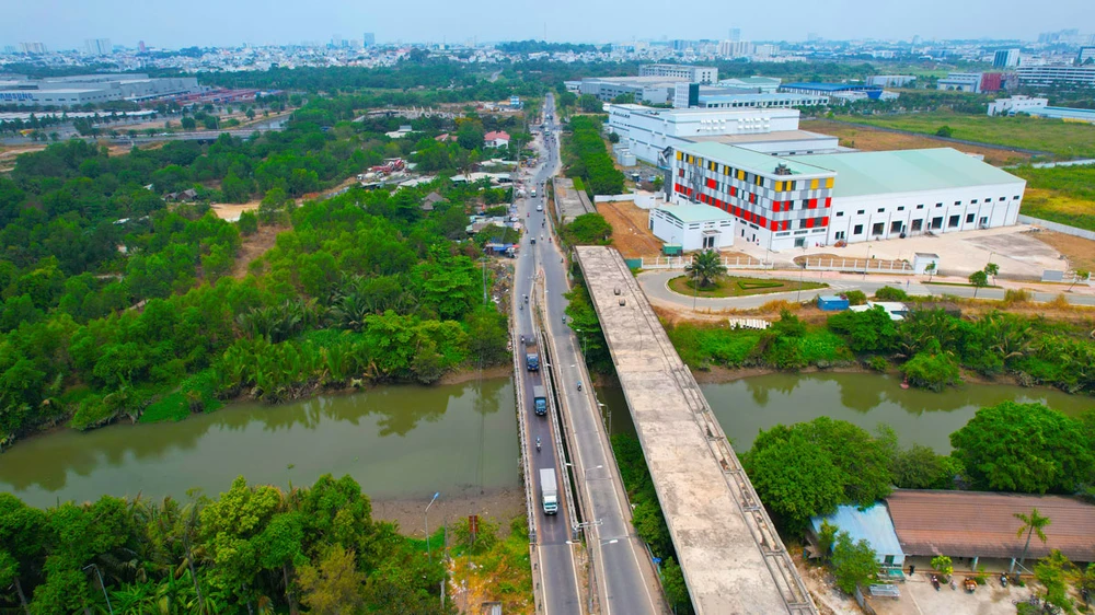 Dự án cầu Tăng Long khởi công từ năm 2017 nhưng cũng tạm dừng thi công từ tháng 9-2019 cho tới nay. Ảnh: NGUYỄN TIẾN