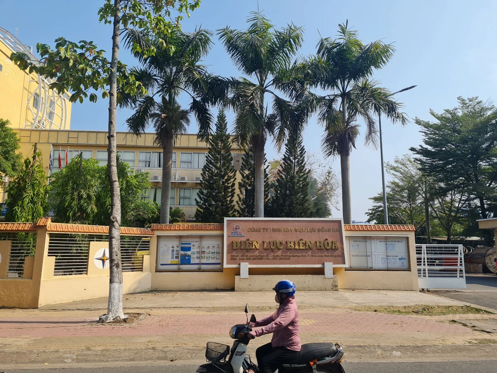 Một phần khu đất của ông Nhuần được chính quyền thu hồi rồi cho thuê để xây dựng trụ sở Điện lực Biên Hòa. Ảnh: VŨ HỘI