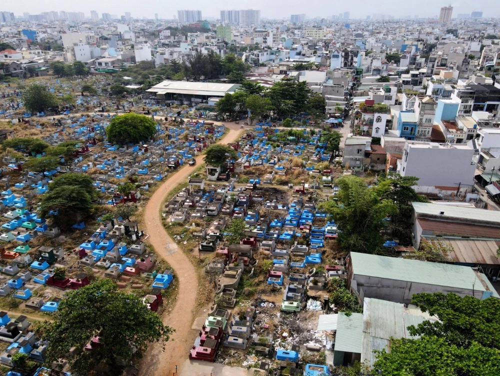 Quận Bình Tân kiến nghị đẩy nhanh tiến độ giải phóng nghĩa trang Bình Hưng Hoà. Ảnh: M.Q