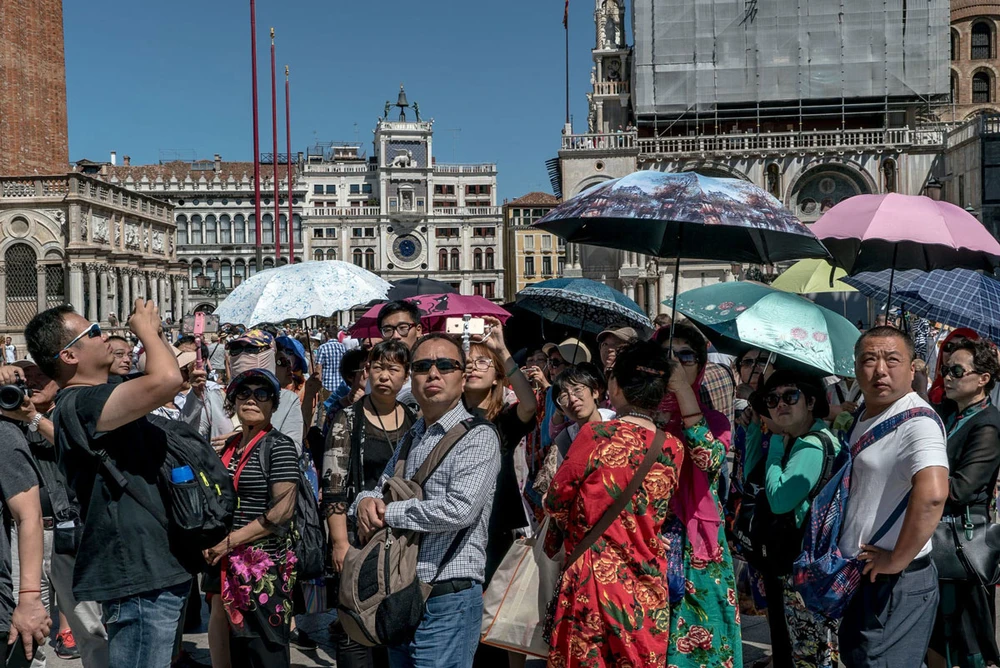 Du khách tham quan quảng trường St. Mark ở TP Venice (Ý) hồi tháng 7-2021. Ảnh: THE NEW YORK TIMES