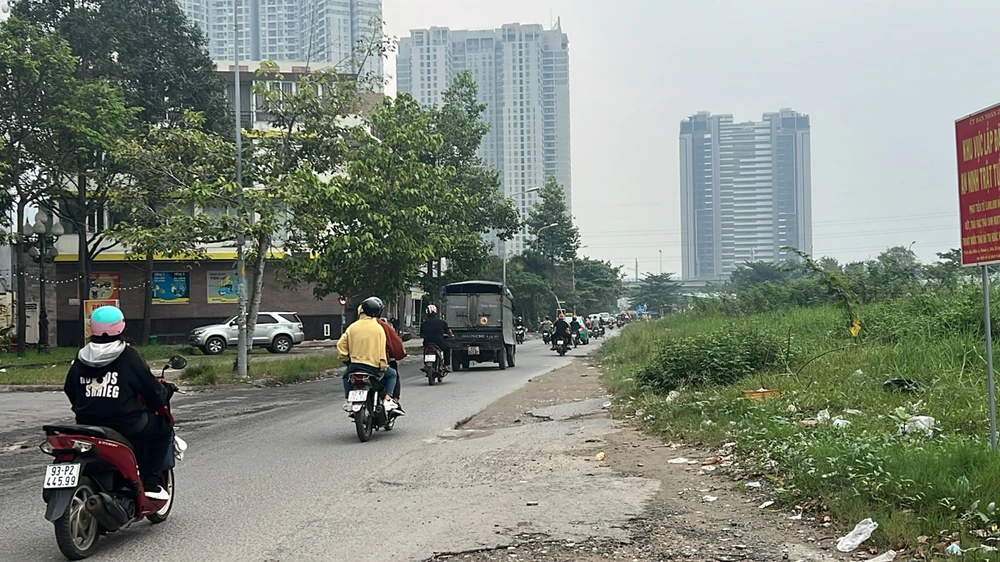 Đường Nguyễn Hoàng (TP Thủ Đức) xuống cấp, người dân mong muốn sớm nâng cấp mở rộng theo đúng kế hoạch. Ảnh: ĐÀO TRANG