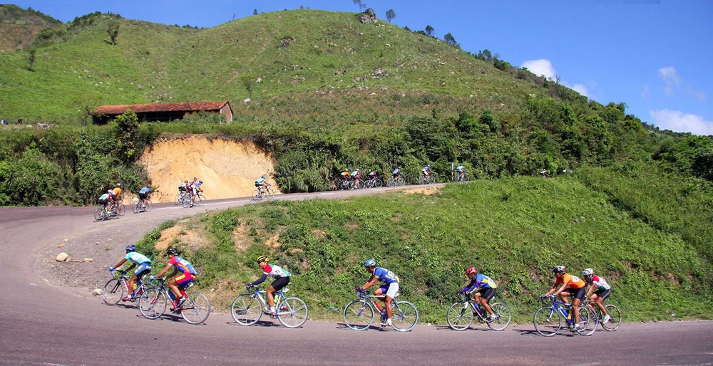 Các tay đua chinh phục đèo An Khê và tiến về TP Pleiku tại Cúp Truyền hình 2008. Ảnh: HOÀNG HÙNG