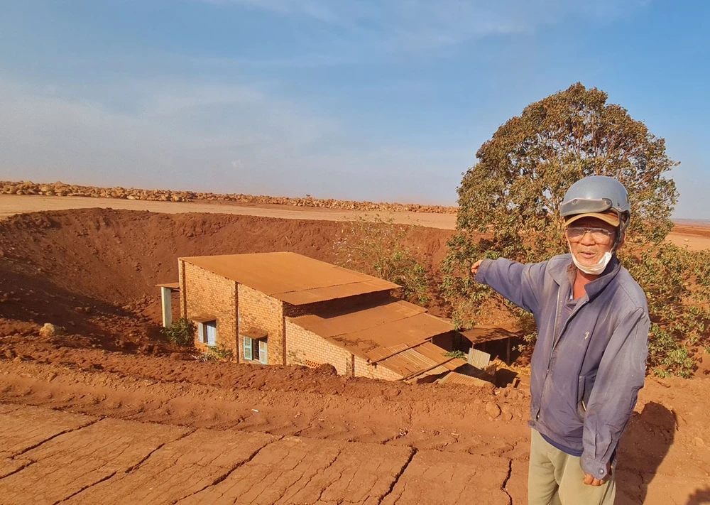 Ông Ngô Quang Hạnh chỉ vào căn nhà con gái trong đại công trường dự án sân bay Long Thành. Ảnh: VŨ HỘI Ông Ngô Quang Hạnh chỉ vào căn nhà con gái trong đại công trường dự án sân bay Long Thành. Ảnh: VŨ HỘI