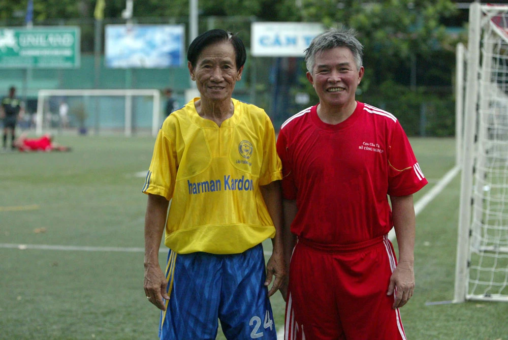 Cựu tuyển thủ Hồ Thanh Cang (trái) sẽ cùng tham gia lễ tri ân trong vai trò của Chi hội Cựu cầu thủ TP.HCM. Ảnh: HN