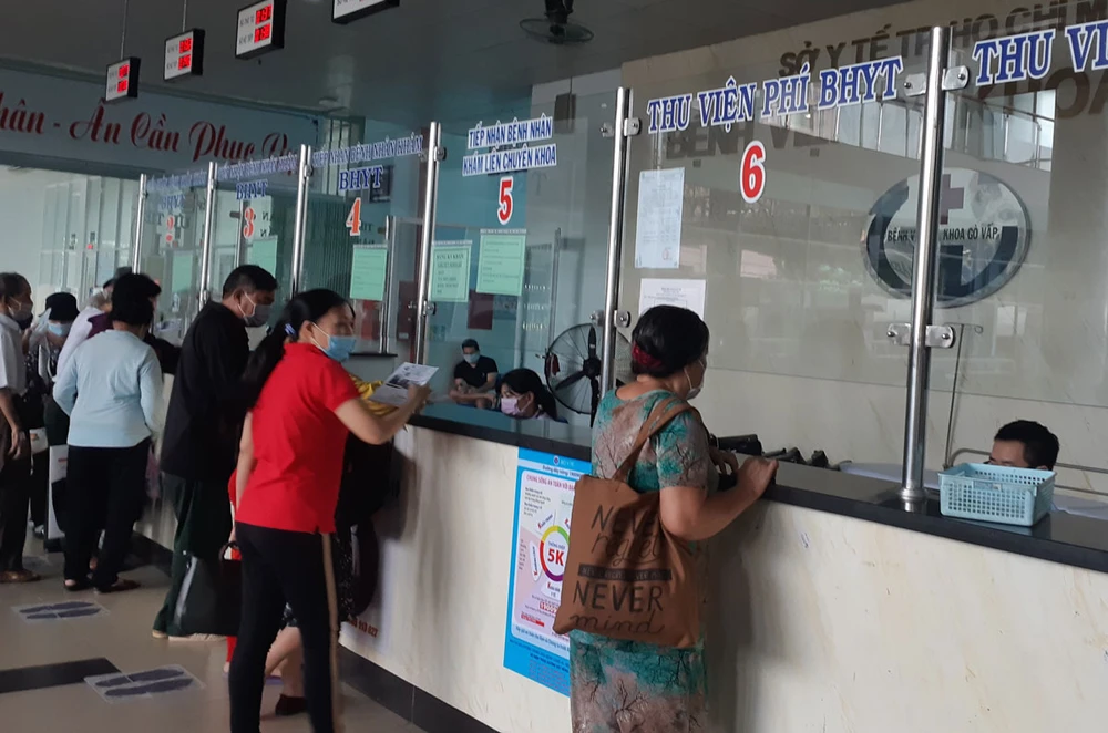 Người dân đến đăng ký khám chữa bệnh tại BV quận Gò Vấp. Ảnh: NGUYỄN HIỀN Người dân đến đăng ký khám chữa bệnh tại BV quận Gò Vấp. Ảnh: NGUYỄN HIỀN