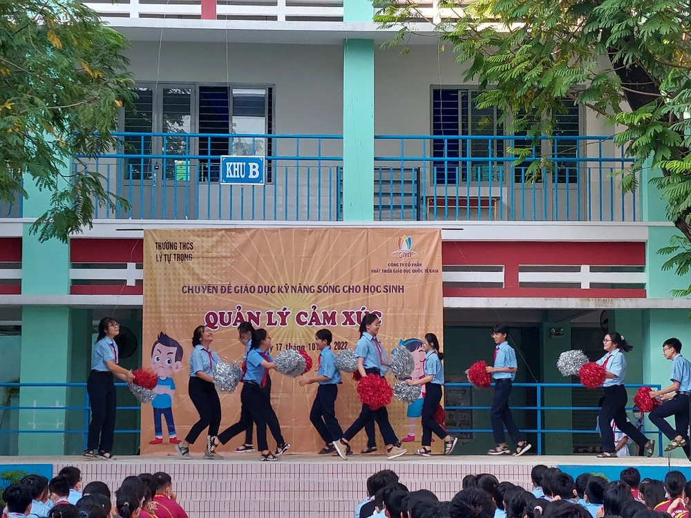 Trường THCS Lý Tự Trọng, quận Gò Vấp phối hợp với một trung tâm kỹ năng tổ chức chuyên đề quản lý cảm xúc cho học sinh của mình. Ảnh: NTCC