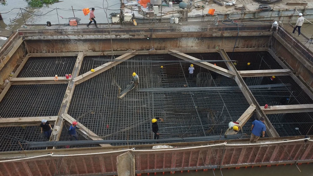 Nhà thầu tập trung thi công dự án cầu Rạch Miễu 2. Ảnh: ĐÔNG HÀ