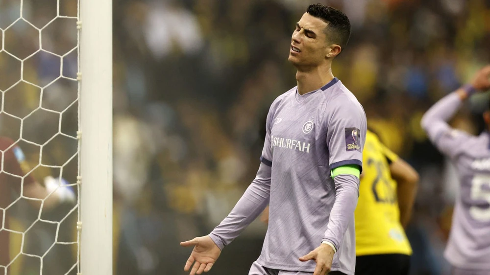 Ronaldo thất vọng sau trận thua Al Wehda. Ảnh: GETTY