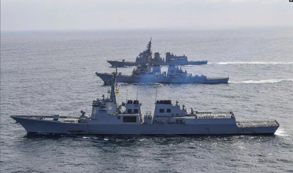 Tàu khu trục của Hàn Quốc (phía dưới), của Mỹ (giữa) và của Nhật trong cuộc tập trận ngày 17-4. Ảnh: BỘ QUỐC PHÒNG HÀN QUỐC/AP