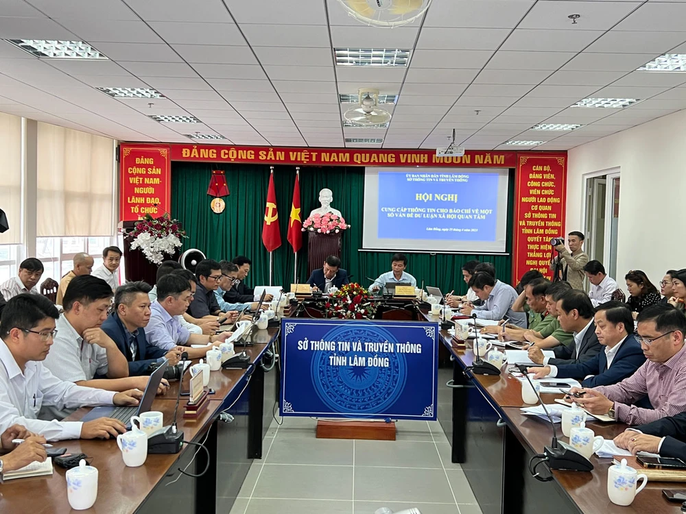 Nhiều nội dung liên quan đến dự án Samten Hills Dalat được báo chí quan tâm đặt câu hỏi tại buổi họp báo. Ảnh: HIẾU NGHĨA