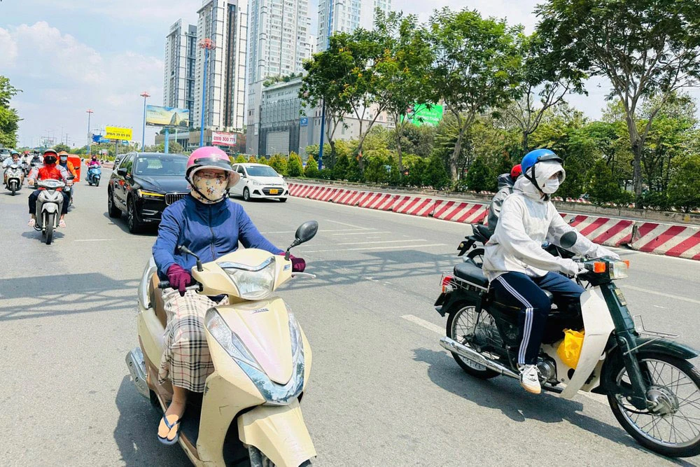 Người dân TP.HCM dưới cái nắng dị thường của tháng 4. Ảnh: BẢO PHƯƠNG Người dân TP.HCM dưới cái nắng dị thường của tháng 4. Ảnh: BẢO PHƯƠNG