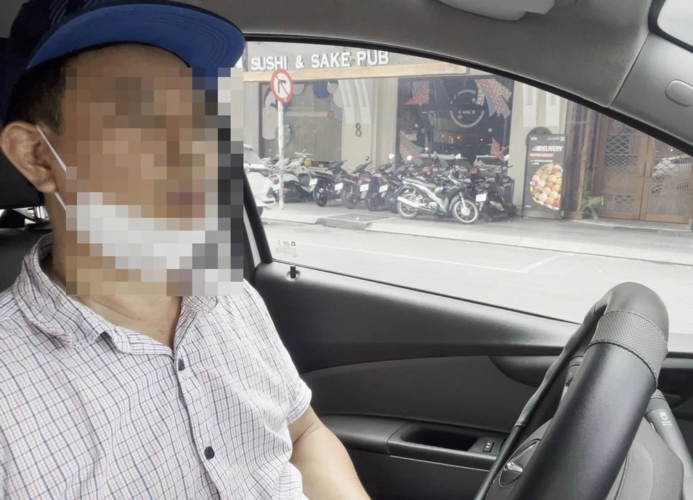 Dù đoạn đường treo biển thu phí nhưng khi có xe tấp vào là họ thu tiền, đưa xe vào điểm dừng, đỗ. Ảnh: TÂN - YÊN