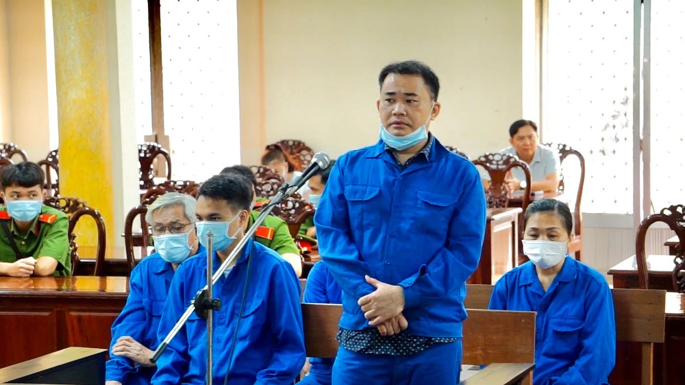 Bị cáo Trần Trí Mãnh (đứng) tại tòa. Ảnh: HD