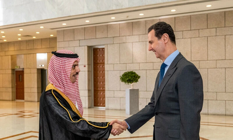 Ngoại trưởng Saudi Arabia Faisal bin Farhan Al Saud (trái) gặp Tổng thống Syria Bashar al-Assad vào ngày 18-4 tại Damascus (Syria). Ảnh: AFP