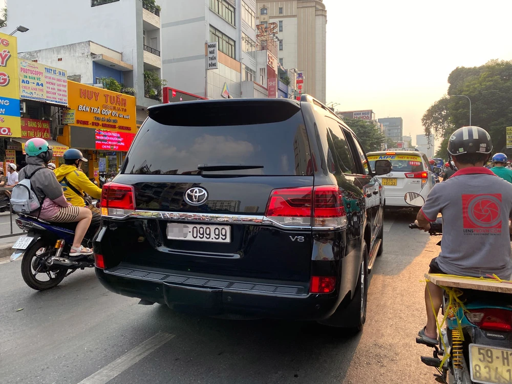 Việc đấu giá biển số ôtô được thực hiện bằng hình thức trực tuyến trên internet. Ảnh: HOÀNG GIANG